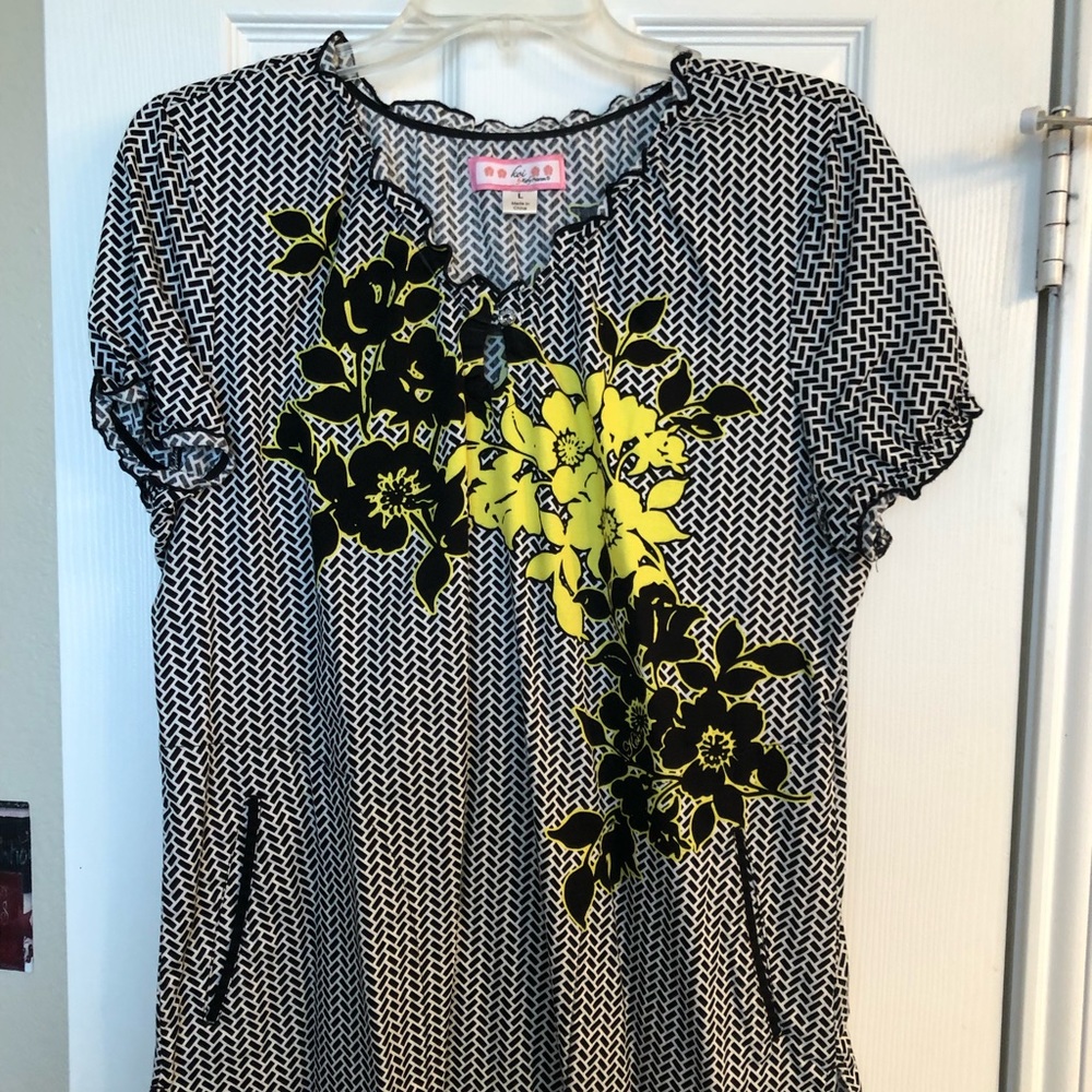 KOI L Scrub Top. Pre-Owned but looks new & true to size!  Smoke Free Home!